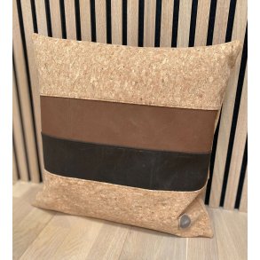 Eiki pude i kork, brune nuancer med 4 striber