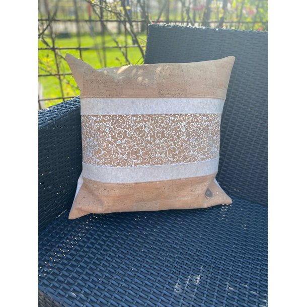 Eiki pude i kork, natur og hvide nuancer med 5 striber