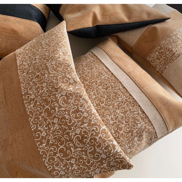 Eiki pude i kork, natur og hvide nuancer med 4 striber