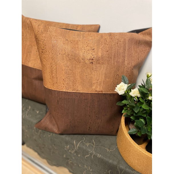 Eiki pude i kork, brune nuancer med 2 striber
