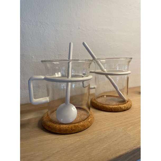 Retro Bodum glas med hvid hank, hvid ske og bordskner i kork, 2 stk., lille version