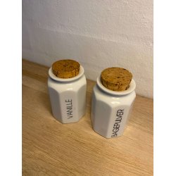 Retro krydderikrukker i hvide med korklg, 6-kantede, 2 stk.