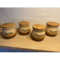 Retro krydderikrukker i keramik i brunlige farver med korklg, 4 stk.