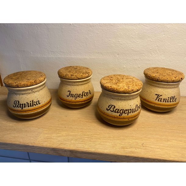 Retro krydderikrukker i keramik i brunlige farver med korklg, 4 stk.