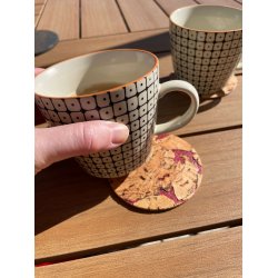 Glasbrikker i natur kork med r�dt m�nster, runde, 4 stk.