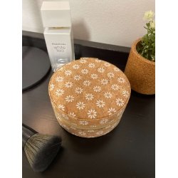 Smykkeskrin i kork med hvide blomster, rund