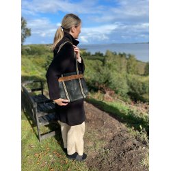 Skuldertaske i sort kork med stribet rem og m�rk naturkorkstribe