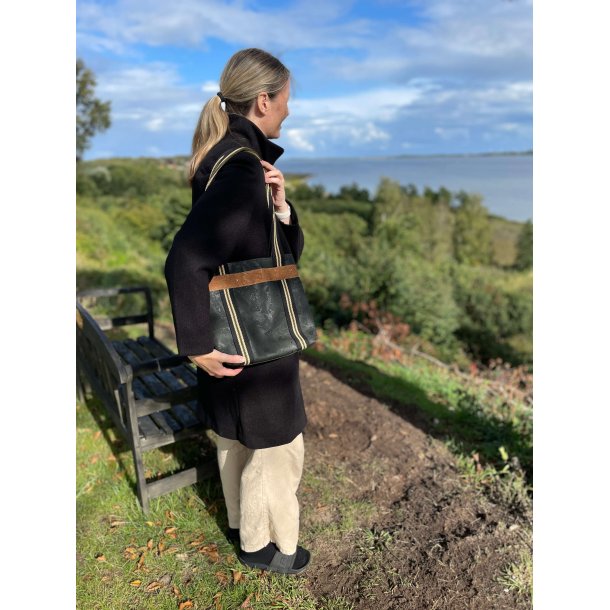 Skuldertaske i sort kork med stribet rem og m�rk naturkorkstribe