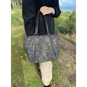 Stor taske i sort kork med guldmnster