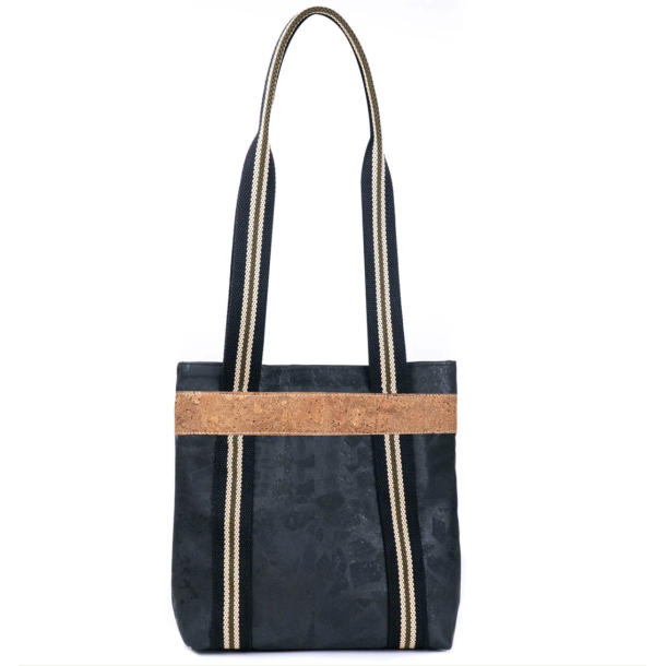 Skuldertaske i sort kork med stribet rem og m�rk naturkorkstribe