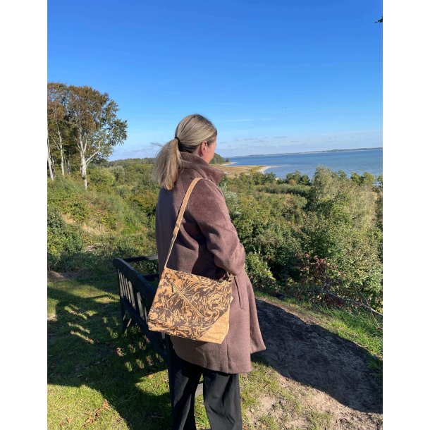 Taske i naturkork med natur/brun mnster