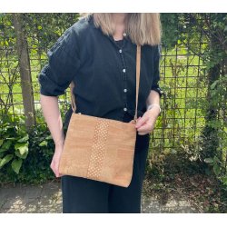 Dametaske i naturkork med laserudskret mnster