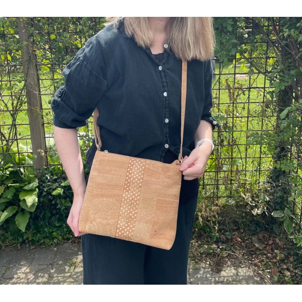 Dametaske i naturkork med laserudskret mnster