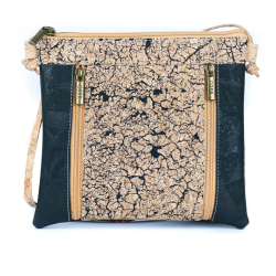 Lille skuldertaske i kork, sort og natur med m�nster