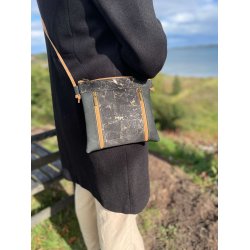 Lille skuldertaske i sort kork og guld-m�nster 