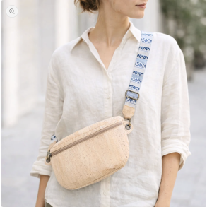 Bumbag i natur kork med m�nstret rem