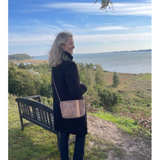 Lille taske i naturkork med firkantet mnster