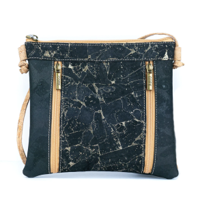 Lille skuldertaske i sort kork og guld-mnster 