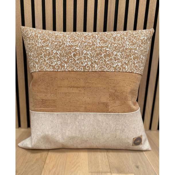 Eiki pude i kork, natur og hvide nuancer med 3 striber