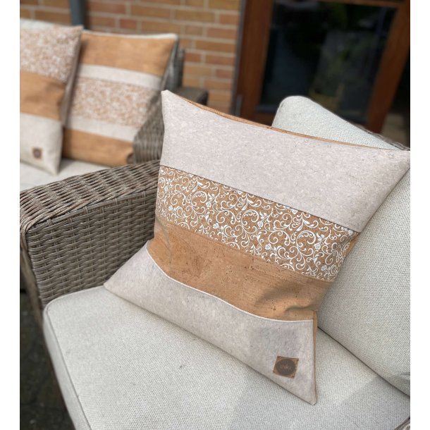 Eiki pude i kork, natur og hvide nuancer med 4 striber