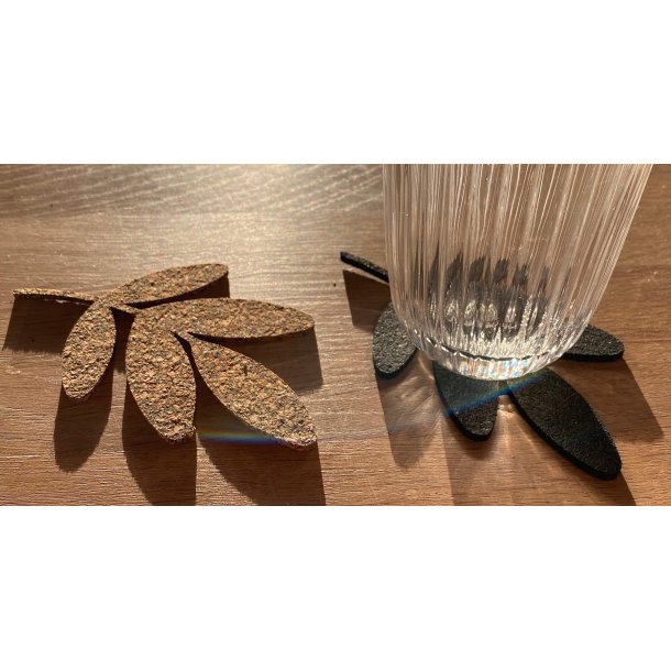 Glasbrikker af brugte bildk og kork, blad, 2 stk.