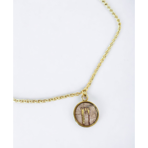 Halskde med vedhng af natur kork og i forgyldt rustfrit stl