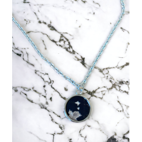 Halskde med vedhng af sort kork og i rustfrit stl