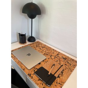 Skriveunderlag i naturkork med sort mnster