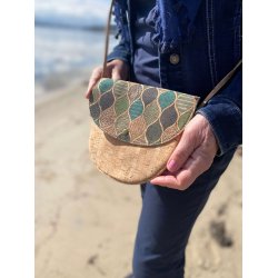 Lille buet taske med mnster i grnne og bl farver