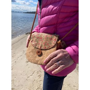 Lille taske i kork med blomstermotiv i pastelfarver