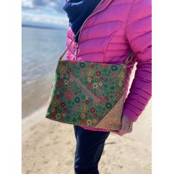 Taske i kork med grnligt blomstermotiv