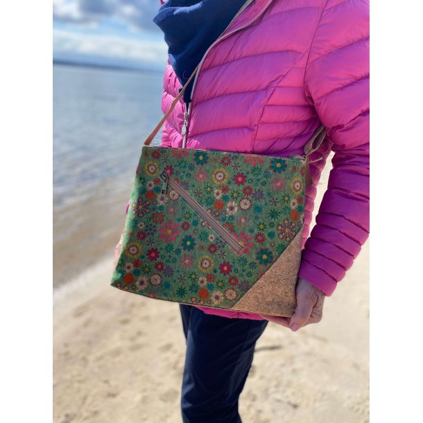 Taske i kork med grnligt blomstermotiv