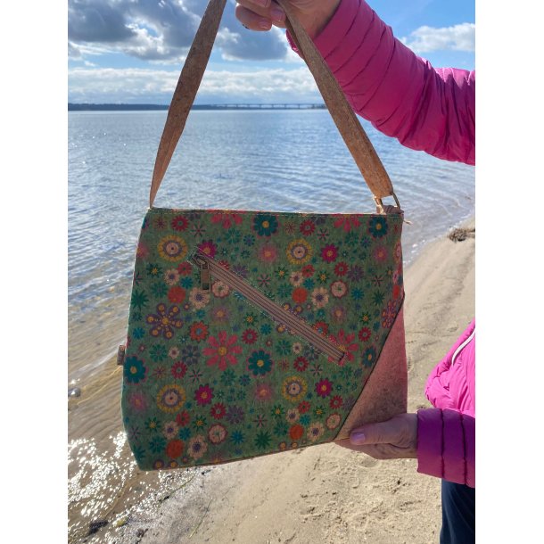 Taske i kork med grnligt blomstermotiv