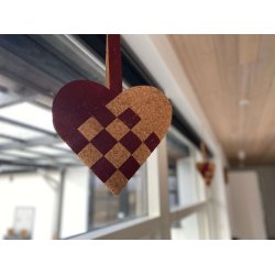 LAVES P BESTILLING: Eiki kmpe flettet julehjerte i korkpapir
