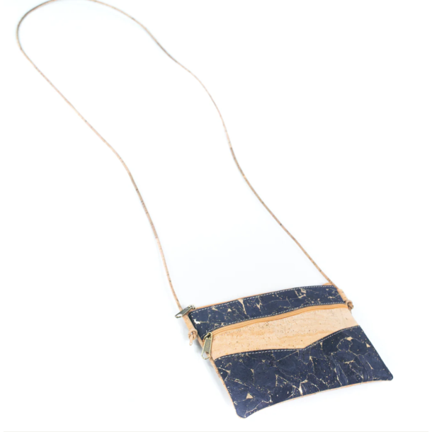 Lille taske i natur kork og m�rkebl�t kork med guldm�nster