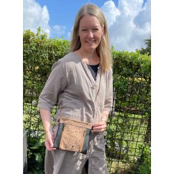 Lille skuldertaske i kork, sort og natur med m�nster