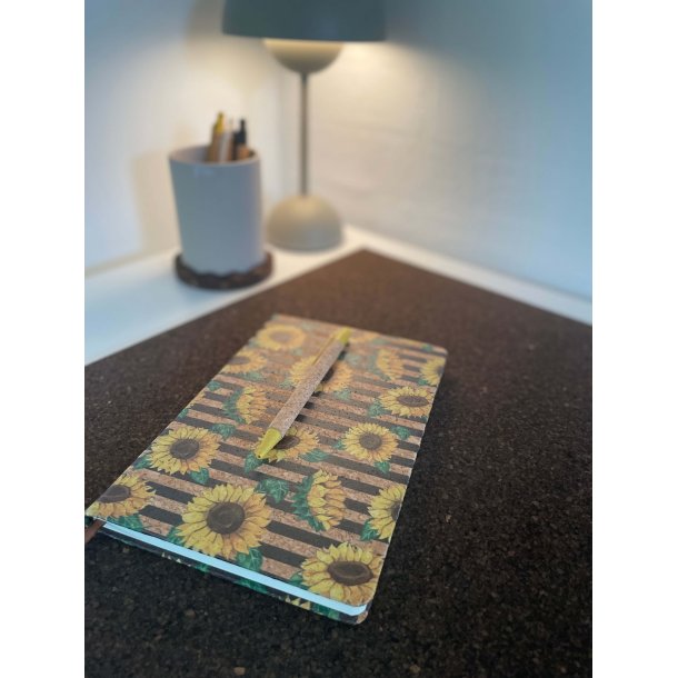 Notesbog i kork med mnster af solsikker