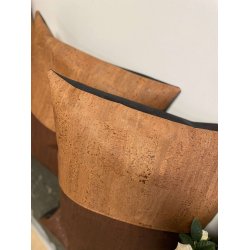 Eiki pude i kork, brune nuancer med 2 striber