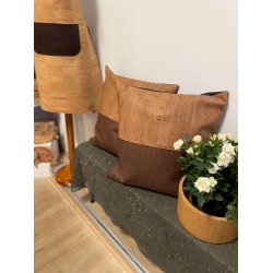 Eiki pude i kork, brune nuancer med 2 striber