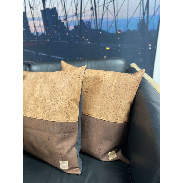 Eiki pude i kork, brune nuancer med 2 striber