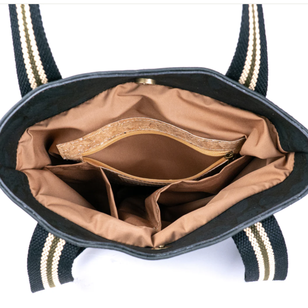 Skuldertaske i sort kork med stribet rem og m�rk naturkorkstribe