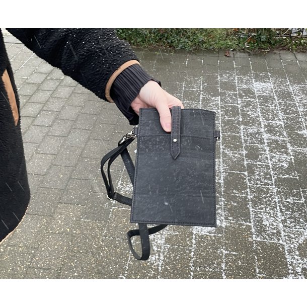 Mobiltaske i sort korkl�der