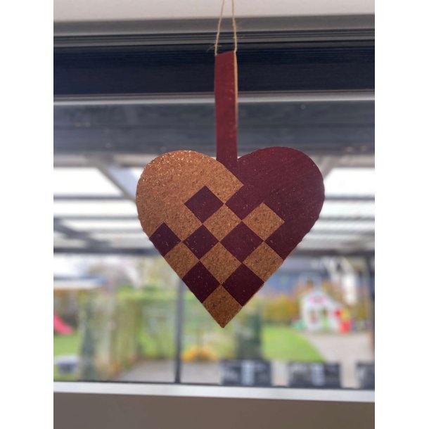 LAVES P BESTILLING: Eiki kmpe flettet julehjerte i korkpapir