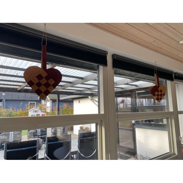 LAVES P BESTILLING: Eiki kmpe flettet julehjerte i korkpapir