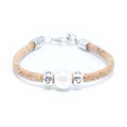 Armbnd i kork med hvid perle og ZAMAK perler