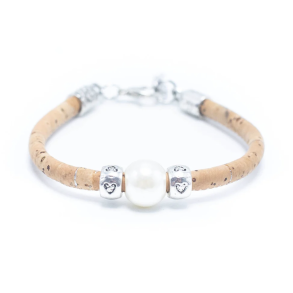 Armbnd i kork med hvid perle og ZAMAK perler
