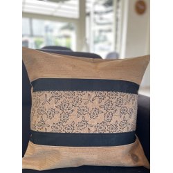 Eiki pude i korkl�der, natur og sorte nuancer med 5 striber