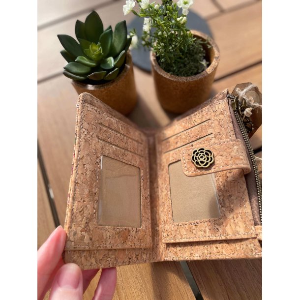 Pung i naturkork med blomstermnster