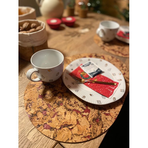 Dkkeserviet i naturfarve med rdt mnster, oval