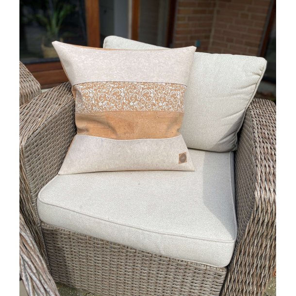 Eiki pude i kork, natur og hvide nuancer med 4 striber